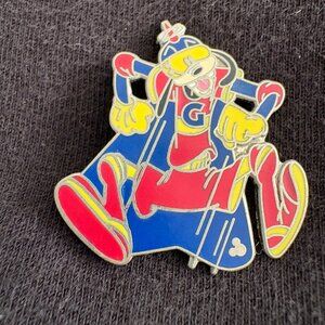 Disney Trading Pin - Goofy Superhero Cast Lanyard
